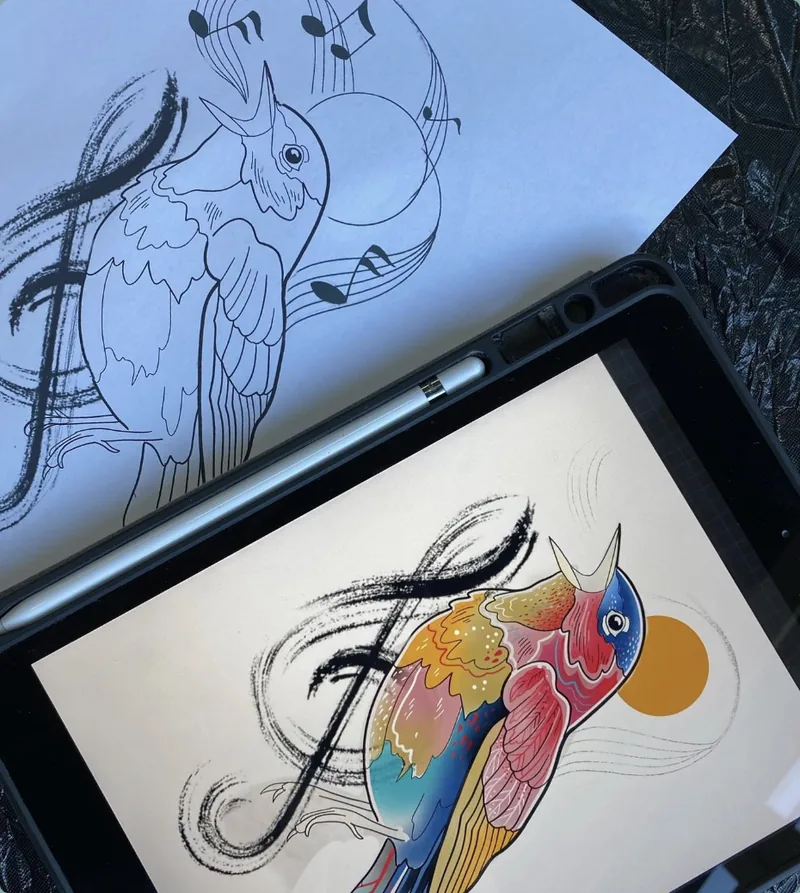 Návrh tetování — kresba ptáka na papíře a její barevné zpracování na tabletu