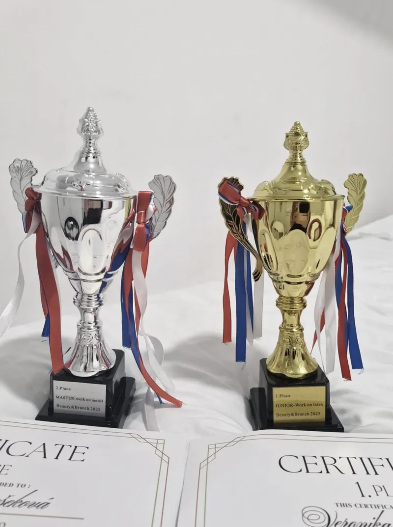 Poháry ze soutěží v permanentním make-upu